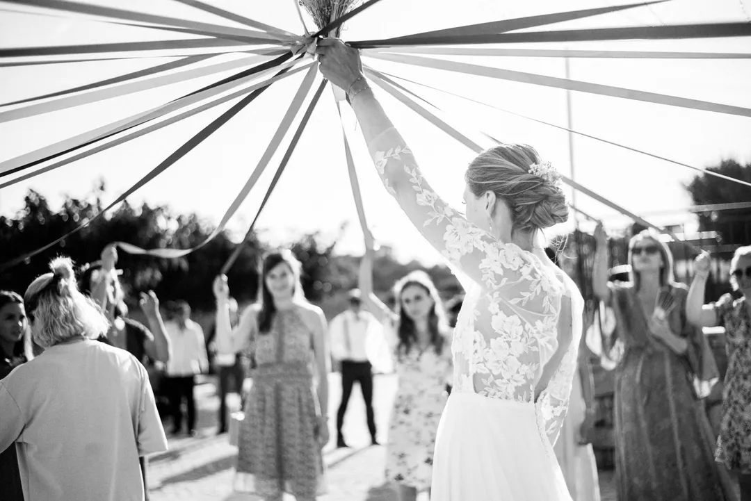 Mariée dansant avec des rubans lors d'une cérémonie traditionnelle