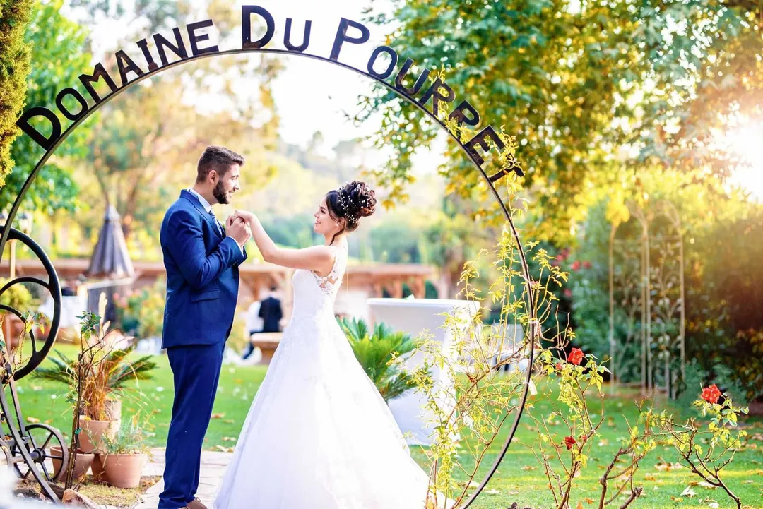 Mariage en extérieur avec une danse romantique.