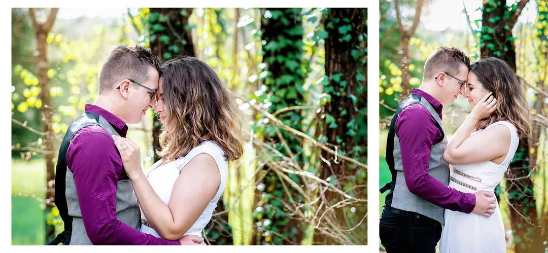 Couple se donnant un baiser passionné sous un feuillage dense et verdoyant, créant une ambiance romantique et intime.