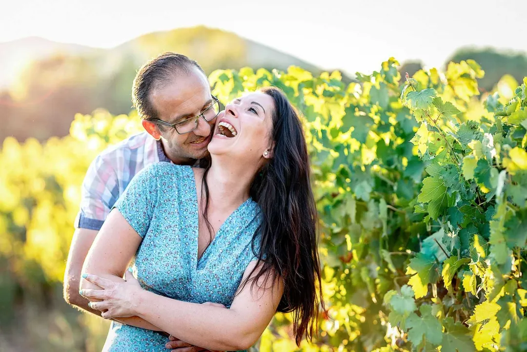 Couple amoureux dans un vignoble au soleil couchant.