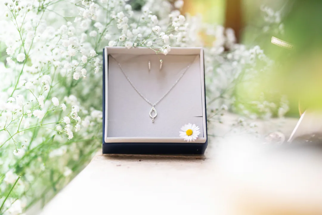 Collier en argent avec un pendentif en forme de goutte d'eau.