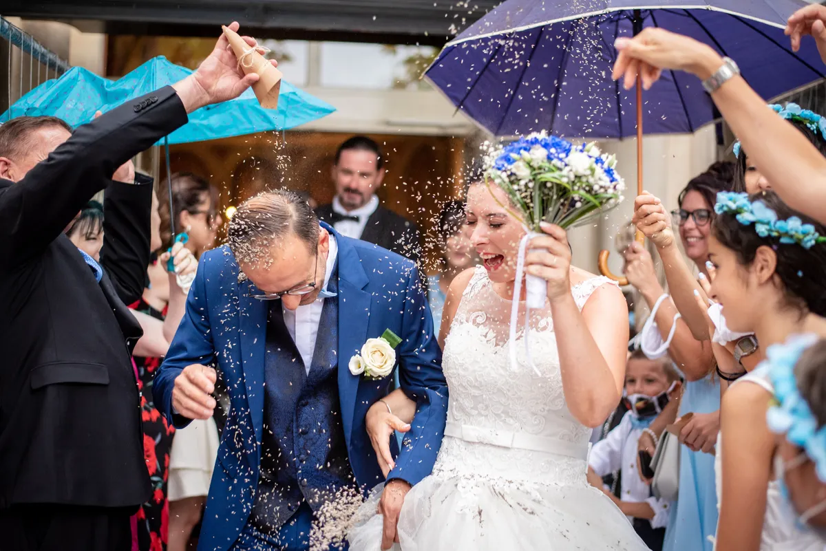 Mariage : Un couple éparpille des confettis joyeux lors de leur cérémonie.