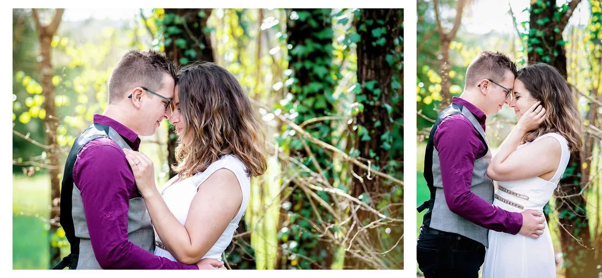 Couple se donnant un baiser passionné sous un feuillage dense et verdoyant, créant une ambiance romantique et intime.