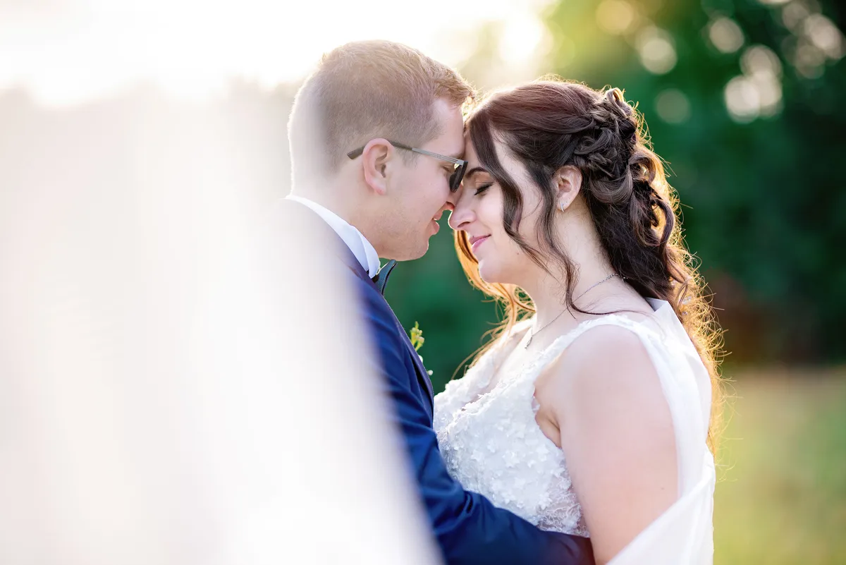 Mariés dans un geste tendre, les regards se cherchent et se touchent.