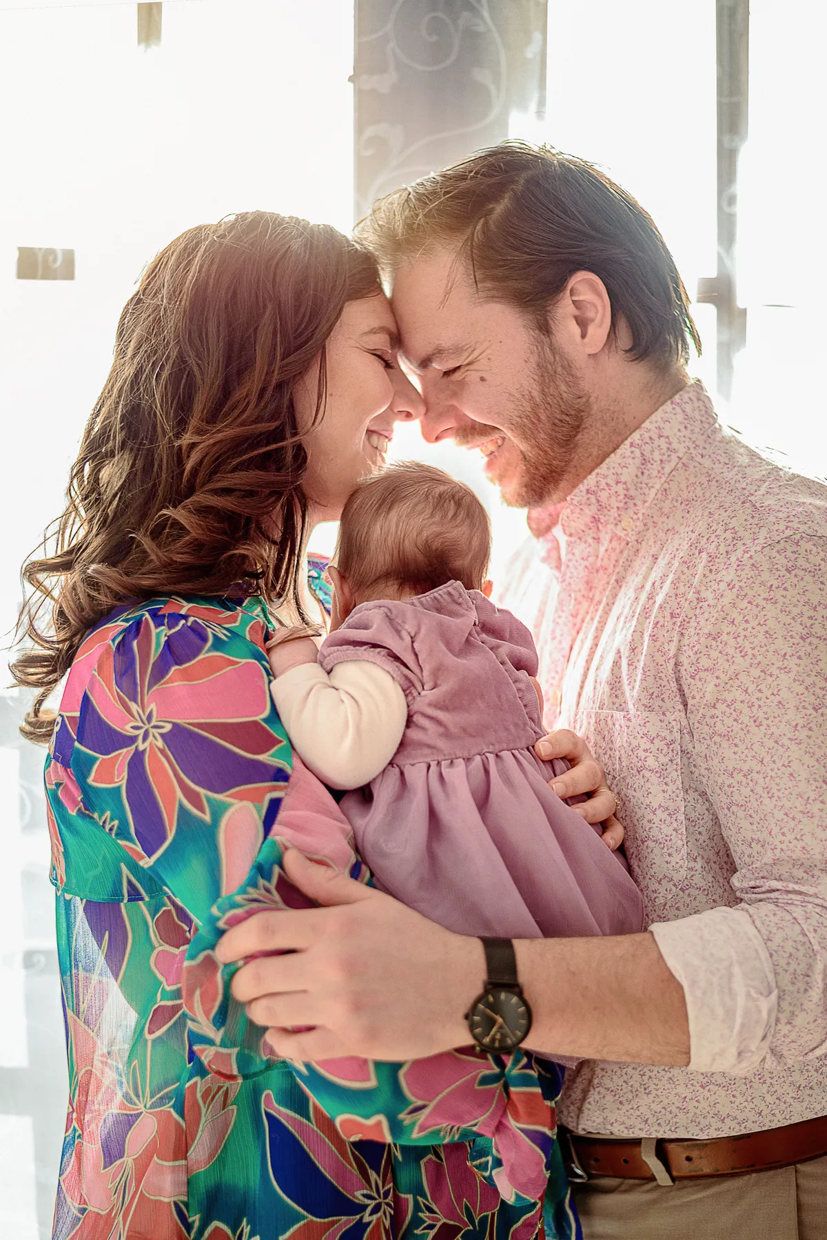 Un père et sa fille, les visages proches, partagent un moment tendre et rempli de tendresse.