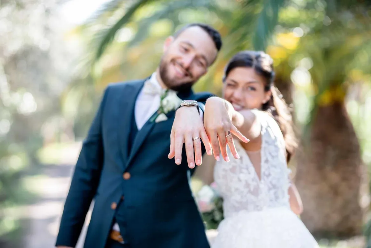 Mariés ! Le couple s'embrasse et montre leurs bagues de fiançailles.